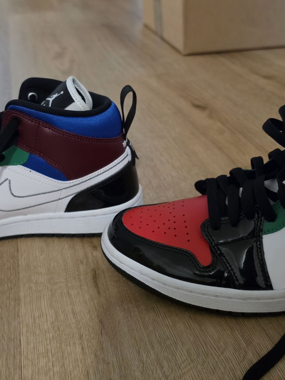 Jordan WMNS Air Jordan 1 Mid SE Black White University Red - Picture 3 of 4